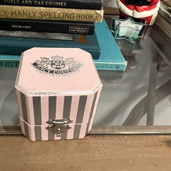 Vintage 80’s Juicy Couture Crown Charm in Original Box. - Picture 7 of 7